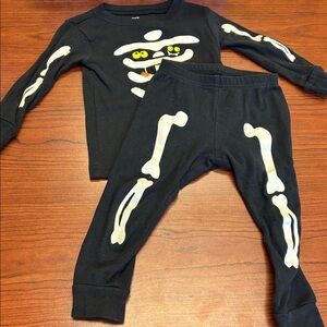 Carter's GLOW IN THE DARK- skeleton Pajama set (2 pieces)